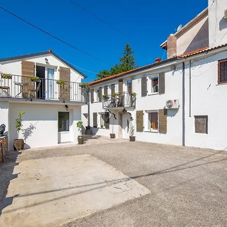 Semesterbostad Kameni Biser *