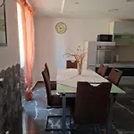 Kameni Biser بيت للعطل *