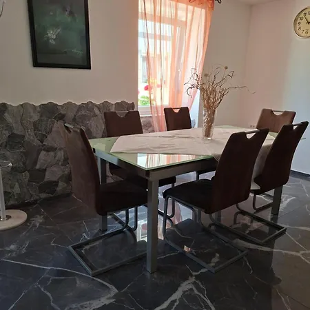 Kameni Biser بيت للعطل