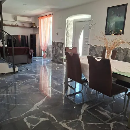 Kameni Biser بيت للعطل *
